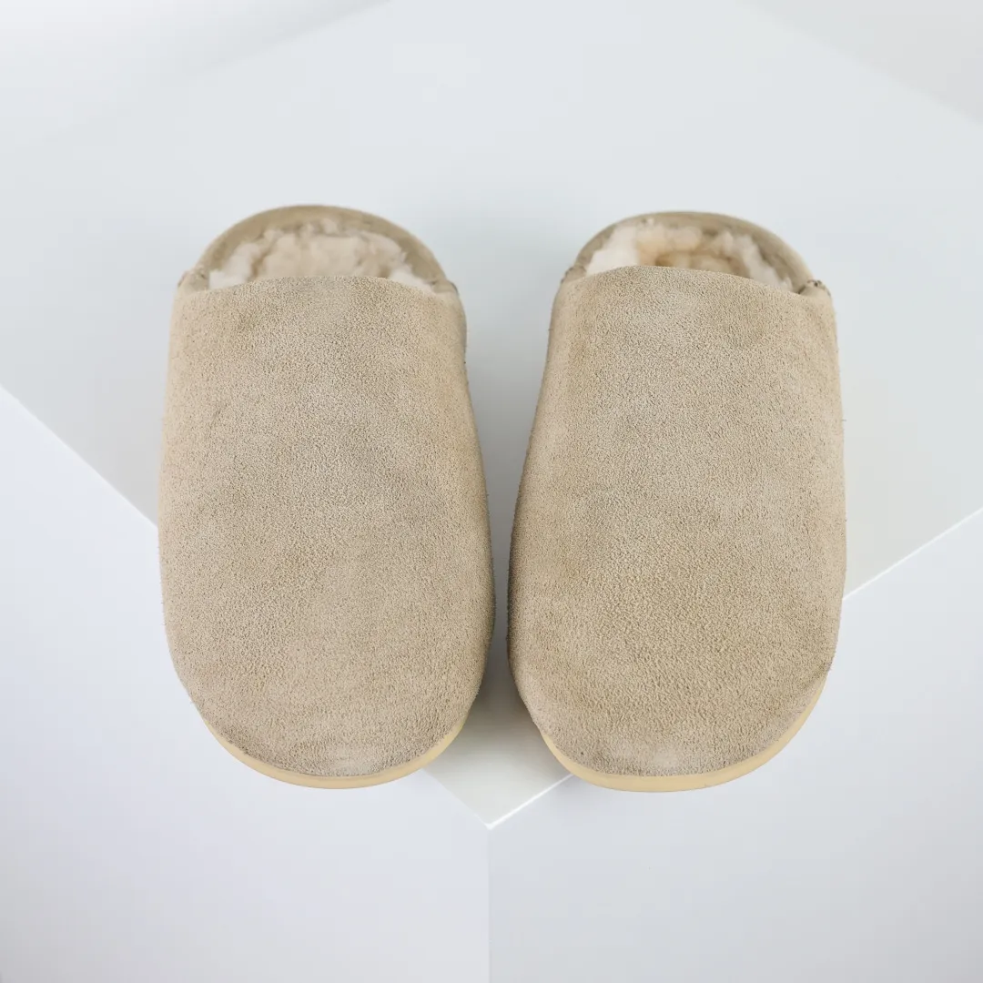 Local self-pickup💰560 Core recommended good price Independently developed original outsole, cashmere insole, keeping warm in winter, suitable for home use. In recent years, uug has launched a style series, which is partially skewed towards the preferences of young consumers, and has also been at the forefront of fashion trends. Shoe body material, water-repellent coated suede upper, 17mm UGGPURE™ implanted wool insole, lightweight non-slip and comfortable rubber outsole, with brand LOGO, complete packaging, size: 35 36 37 38 39 40